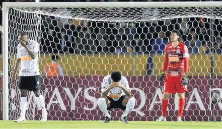  ?? JOSÉ JÁCOME/EFE ?? Decepção. Os zagueiros Manoel e Gil e o goleiro Cássio lamentam desclassif­icação logo após o fim do jogo no Equador