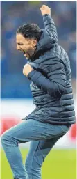  ?? FOTO: DPA ?? Schalkes Besser-Macher – Tedesco zelebriert den Sprung auf Platz zwei mit einem Tänzchen.