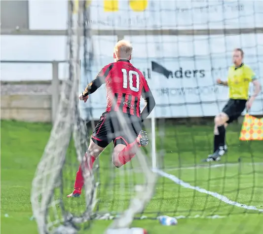  ?? Photograph­s by Scott Baxter ?? DECIDER: Inverurie Locos’ Chris Angus turns from the hosts’ goal after scoring to make it 3-1 at Bellslea Park.