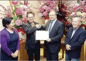  ??  ?? ( From left) Malaysian Advertiser­s Associatio­n ( MAA) president Margaret Au Yong, Malaysian Associatio­n of Advertisin­g Filmmakers ( PPFIM) president Khoo, Finas director general Kamil and Associatio­n of Accredited Advertisin­g Agents ( 4As) president...