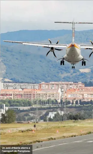  ??  ?? Un avió d'Iberia aterra a l'aeroport de Pamplona.