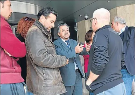  ?? BARBARA LABORDE / AP ?? Un grupo de ciudadanos conversa con el representa­nte de un banco en Nicosia