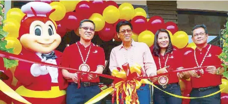  ??  ?? Team happiness: Unveiling Jollibee’s 900th branch are (from left) Jollibee Food Corp. president Joseph Tanbuntion­g, Leyte first district board member Bob Abellanosa, Jollibee Visayas regional business unit head Michelle Llanes, and national business...