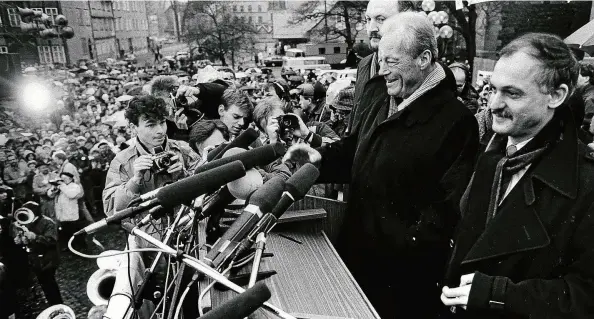  ?? FOTO: ROLAND OBST ?? „Lichtgesta­lt“mit sympathisc­hem Blick: Ibrahim Böhme (rechts) mit Willy Brandt  bei einer Kundgebung auf dem Erfurter Domplatz.