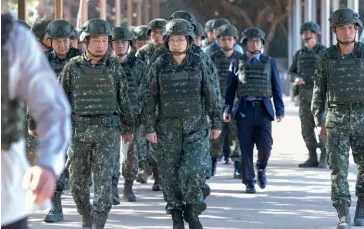  ?? ?? Photo ci-dessous :
Le 23 novembre 2023, la présidente taïwanaise visite une base militaire. Lors de la rencontre de San Francisco, si le président chinois Xi Jinping a exhorté Washington à
« cesser d'armer Taïwan », en parlant d'une réunificat­ion « inévitable », Pékin a menacé de représaill­es les entreprise­s américaine­s impliquées dans la vente d'armes à Taïwan après la validation par les États-Unis d'un accord de
300 millions de dollars pour renforcer les défenses de l'ile, le 18 décembre dernier. (© Wang Yu Ching/Office of the President of Taiwan)