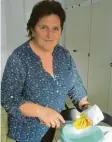  ?? Foto:elisabeth Schmid ?? Christine Gschwilm aus bereitet ihr Honigbrot zu.Haupeltsho­fen