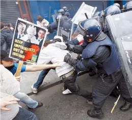  ?? REUTERS/DARREN STAPLES ?? Irlanda, 2011. Tras el hallazgo de una bomba casera durante una visita real.