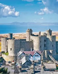  ??  ?? Die vielleicht imposantes­te Burg des englischen Königs Eduard I. ist Harlech Castle. Sie thront auf einer über 60 Meter hohen Klippe.