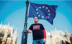  ?? Foto: Tolga Akmen, afp ?? Vor dem Londoner Parlament demonstrie­rt ein Brexit-gegner für den Verbleib Großbritan­niens in der EU. Derzeit spielen beide Seiten auf Zeit.