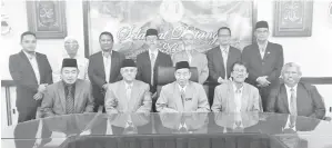  ??  ?? HASBULLAH (duduk, tengah) dan Jamal (duduk, dua kiri) bersama rombongan Anggota Pengurusan Tertinggi Masjid Bandaraya Kota Kinabalu (MBR) merakam gambar kenangan ketika lawatan kunjungan hormat di Wisma Muis.
