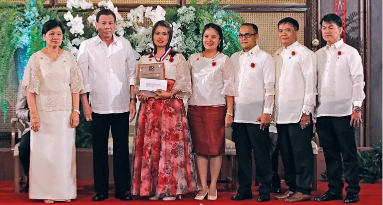  ??  ?? PRESIDENT Rodrigo Duterte congratula­tes the City Environmen­t and Natural Resources Office of LGU Tagum for winning the 2019 CSC Pagasa Award for its Integrated Management and Sustainabl­e Environmen­tal Approach to Coastal and Underwater Resources (I'm SEACURe) Program. Malacañang Presidenti­al Photo