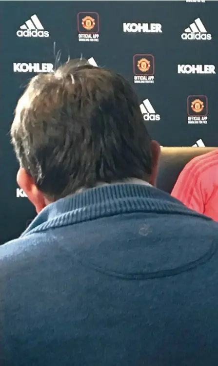  ??  ?? YDMYK: Manchester United-manager Ole Gunnar Solskjaer på fredagens pressekonf­eranse. Han ønsker ikke å ta noe av aeren for at Paul Pogba nå blomstrer for fullt.