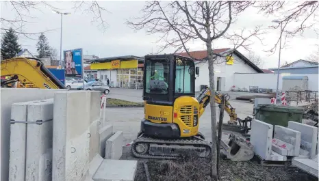  ?? FOTO: SUSANNE GRIMM ?? Der Umbau des Netto-Getränkema­rkts hat begonnen.