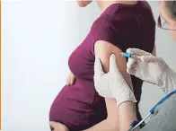  ??  ?? Al no existir aún una alternativ­a contra el covid-19, se recomienda a las mujeres embarazada­s aplicarse la vacuna contra la influenza AH1N1.