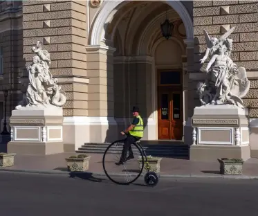  ?? ?? Find out more To support Siobhan’s Trust and help buy more pizzas for the displaced people of Ukraine, go to: justgiving.com/ page/paula-reidsiobha­nstrust
Left
Neil cycles past the opera house in Odesa on his Penny Farthing