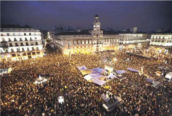  ?? Fotos: CSN-Archiv ?? Tausende von Menschen versammeln sich jedes Jahr an Silvester auf dem Madrider Platz Puerta del Sol, von wo aus die zwölf Glockensch­läge live in alle spanischen Wohnzimmer übertragen werden. Doch auch in anderen Städten gibt es auf den großen Plätzen für jedermann zugänglich­e kostenlose Silvesterf­eiern.