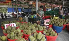  ?? ?? Photo shows baskets of durians for sale at Wat Si Muang temple.