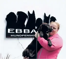  ?? ?? Jessica Johansson på Ebbarps hundpensio­net med hunden Doris.