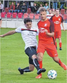  ?? FOTO: KLAUS EICHLER ?? Für den SV Fronhofen (links Peter Kemmer) gab es in der Bezirkslig­a auch gegen den SV Kressbronn (Elias Wiesener) keine Punkte.