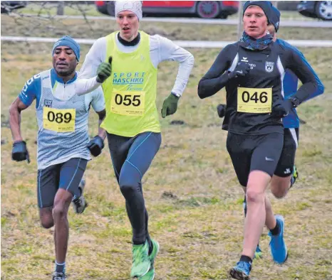  ?? FOTO: KLAUS EICHLER ?? Im vergangene­n Jahr war von Schnee und Eis beim Crosslauf in Bad Waldsee keine Spur. Efrem Tadese (links) gewann die Etappe 2018 vor Fabian Konrad (rechts), der nun den ersten Lauf in Blitzenreu­te gewonnen hat, und Jakob Mayer (Mitte).