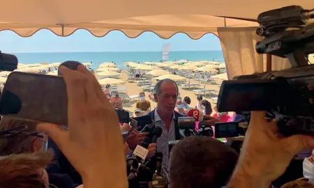  ??  ?? Ombrelloni Il governator­e Luca Zaia, ieri a Jesolo, per il lancio della campagna di promozione delle spiagge dell’Alto Adriatico