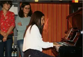  ??  ?? De gauche à droite, Clothilde Chalot et Hannelore Guittet voient leur « bébé » prendre vie sous les doigts de Célimène Daudet.