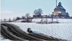  ?? Foto: Jan Woitas, dpa ?? Als Hauptursac­he für erhöhte Nitratwert­e im Grundwasse­r gilt ein übermäßige­r Ein satz von Gülle und stickstoff­haltigem Dünger.