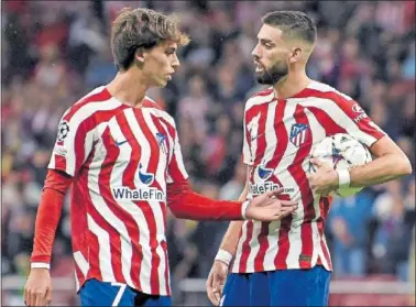  ?? ?? João Félix pide el balón a Carrasco para lanzar el penalti contra el Bayer Leverkusen.