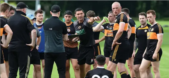  ??  ?? Austin Stacks Wayne Quilligan giving the orders at the Legion versus Austin Stacks clash in the Kerry County Kerry Petroleum Senior Club Championsh­ip at Legion GAA Grounds Dirreen, Killarney on Saturday.Photo by Michelle Cooper Galvin