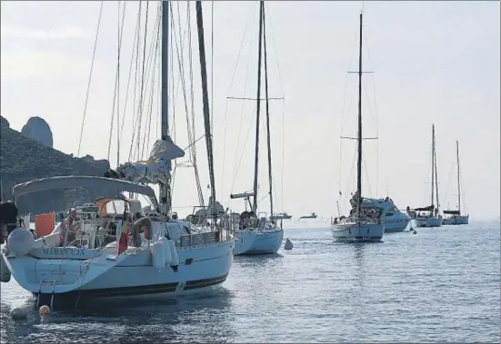  ?? AGUSTÍ ENSESA / ARCHIVO ?? Flota de barcos fondeados en l’Estartit, en la Costa Brava