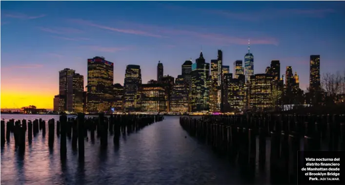  ?? /ADI TALWAR. ?? Vista nocturna del distrito financiero de Manhattan desde el Brooklyn Bridge
Park.