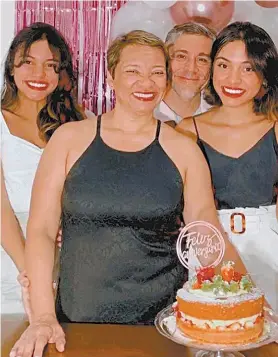  ??  ?? Beatriz com sua família: ela, o pai e a mãe tiveram Covid- 19