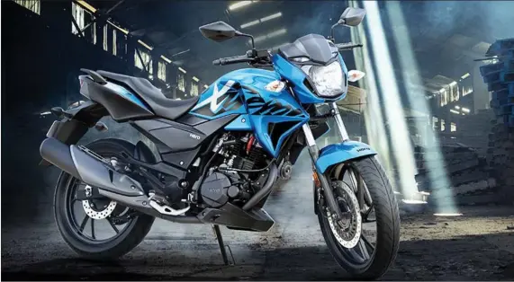  ??  ?? The Hero Xtreme 200R offers a good ride position owing to the tank shrouds, along with well-placed foot pegs.