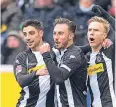  ??  ?? Lars Stindl, Josip Drmic und Oscar Wendt bejubeln das 1:1.