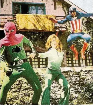  ??  ?? Eine Szene aus dem Film „ Dev Adam“(): Der türkische Spiderman (links) kämpft gegen Captain America. Foto: Onar Films