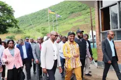  ?? ?? Transport and Infrastruc­tural Developmen­t Minister Felix Mhona (centre) chats with Mozambique Minister of Transport and Communicat­ion Mr Mateus Magala (left) and Manicaland Minister of State for Provincial Affairs and Devolution Misheck Mugadza during a tour of Machipanda Border Post in Mozambique yesterday.