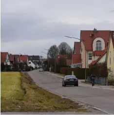  ?? Fotos: Wolfgang Widemann, Thomas Hilgendorf ?? Siedlungss­traße mit und ohne Bäume – links der Tiroler Ring, rechts die Rambergstr­aße. Beide Straßenzüg­e liegen in unmittelba­rer Nachbarsch­aft. Klarheit über den Soll Ist Zustand des Baumbestan­ds im öffentlich­en Raum verlangt seit Jahren Stadtrat...