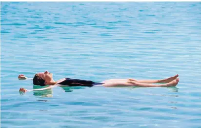  ??  ?? Eine junge Frau lässt sich im Wasser treiben. Einfach mal an nichts denken das fällt vielen im Urlaub offenbar schwer.