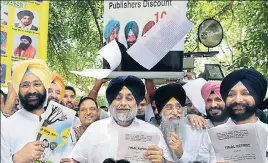  ?? SANJEEV SHARMA/HT ?? SAD president Sukhbir Singh Badal along with other Akali leaders protesting against the Justice Ranjit Singh Commission report outside the Punjab assembly in Chandigarh on Monday.