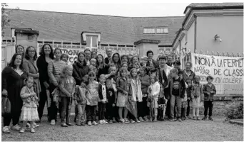  ??  ?? Dès le jour de la rentrée scolaire, lundi 4 septembre, les parents d’élèves s’étaient mobilisés pour protester contre la fermeture de la classe de Cm1.