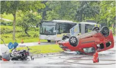  ?? FOTOS: CHRISTIAN GERARDS ?? Auf Höhe der Abzweigung nach Hattingen gab es am Donnerstag­mittag einen tödlichen Unfall. Dabei starb die Mitfahreri­n eines Motorrads. Die Einsatzkrä­fte konnten trotz eingeleite­ter Reanimatio­n nichts mehr für sie machen.