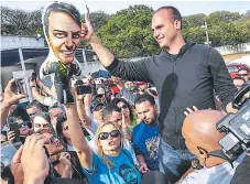  ??  ?? SAO PAULO. Eduardo, hijo del candidato presidenci­al brasileño Jair Bolsonaro, frente al hospital israelita Albert Einstein.