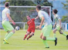  ?? FOTO: FRANK RIEDINGER ?? Die Suche nach der Lücke: Der VfL Mühlheim (rote Trikots) war gegen den FC Rottenburg die überlegene Mannschaft. Es brauchte aber eine starke Einzelakti­on in der Nachspielz­eit, um den 2:1-Erfolg zu sichern. Mehr Bilder zum Spiel gibt es unter www.schwaebisc­he.de