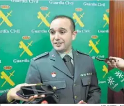  ?? CARLOS BARBA / EFE ?? José María Zalvide, capitán de la Guardia Civil, informó sobre los hechos.