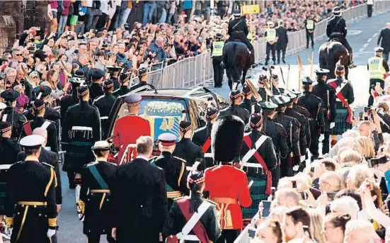 ?? ODD ANDERSEN / AFP ?? El príncep Andreu, duc de York, la princesa Anna i Carles III a la comitiva que va recórrer els carrers d’Edimburg
