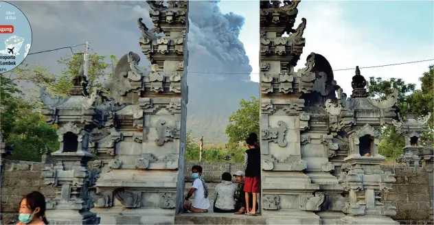  ?? (foto Afp) ?? In attività Dense nubi avvolgono l’isola di Bali dove il vulcano Agung, che a settembre si è risvegliat­o all’improvviso, ha eruttato martedì e sabato e poi ancora ieri mattina. Nel 1963 l’Agung provocò ben 1.600 morti