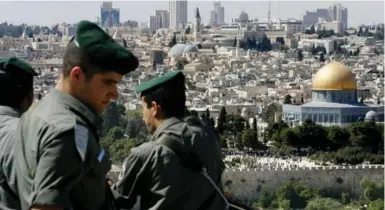  ?? KEVIN FRAYER/THE ASSOCIATED PRESS FILE PHOTO ?? Israeli border police officers stand on a lookout as Muslims gather for prayer around the Dome of the Rock Mosque.