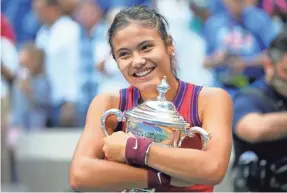 ?? ROBERT DEUTSCH/USA TODAY ?? Emma Raducanu, the first woman from Great Britain since Virginia Wade in 1973 to win a Grand Slam, embraces the US Open trophy.