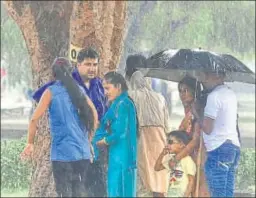  ?? RAJ K RAJ, YOGENDRA KUMAR /HT ?? Residents huddle under a tree near India Gate to save themselves from the rain on Thursday. Monsoon showers in some parts of the city on Thursday brought muchneeded respite from the sweltering heat conditions, even as humidity levels shot up.
(Left)...