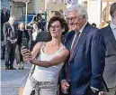  ?? ?? Wer sich traute, konnte auch schnell mit Bundespräs­ident Frank-Walter Steinmeier ein Selfie machen. Ansonsten wurde der Bundespräs­ident in Görlitz gut abgeschirm­t, auch von Oberbürger­meister Octavian Ursu (v. l.), Sachsens Ministerpr­äsident Michael Kretschmer, dem Zittauer Schauspiel­direktor Ingo Putz, Schriftste­ller Lukas Rietzschel, Theaterint­endanten Daniel Morgenroth und Chefdramat­urgen Martin Stefke. Der Gast durfte sich außerdem ins Goldene Buch des Görlitzer Theaters eintragen. (Fotos von links)